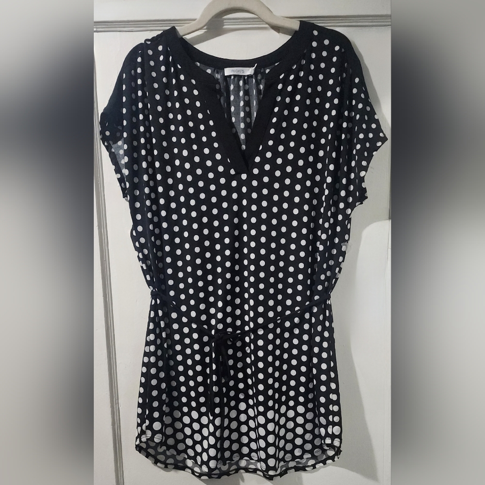 Ricki's Black & White Polka Dot V-Neck Tunic size: M